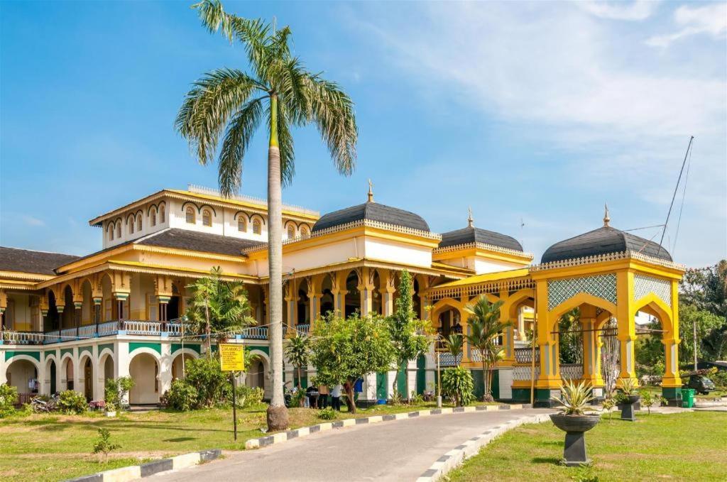 Amaliun Hotel Medan Exterior foto