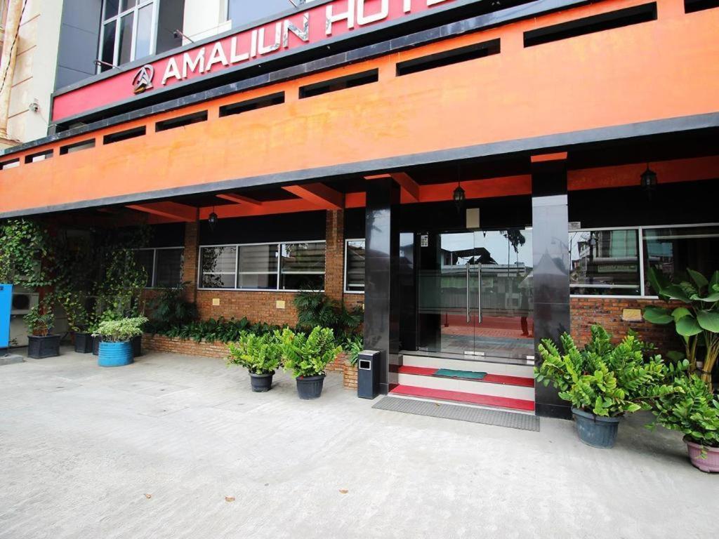 Amaliun Hotel Medan Exterior foto