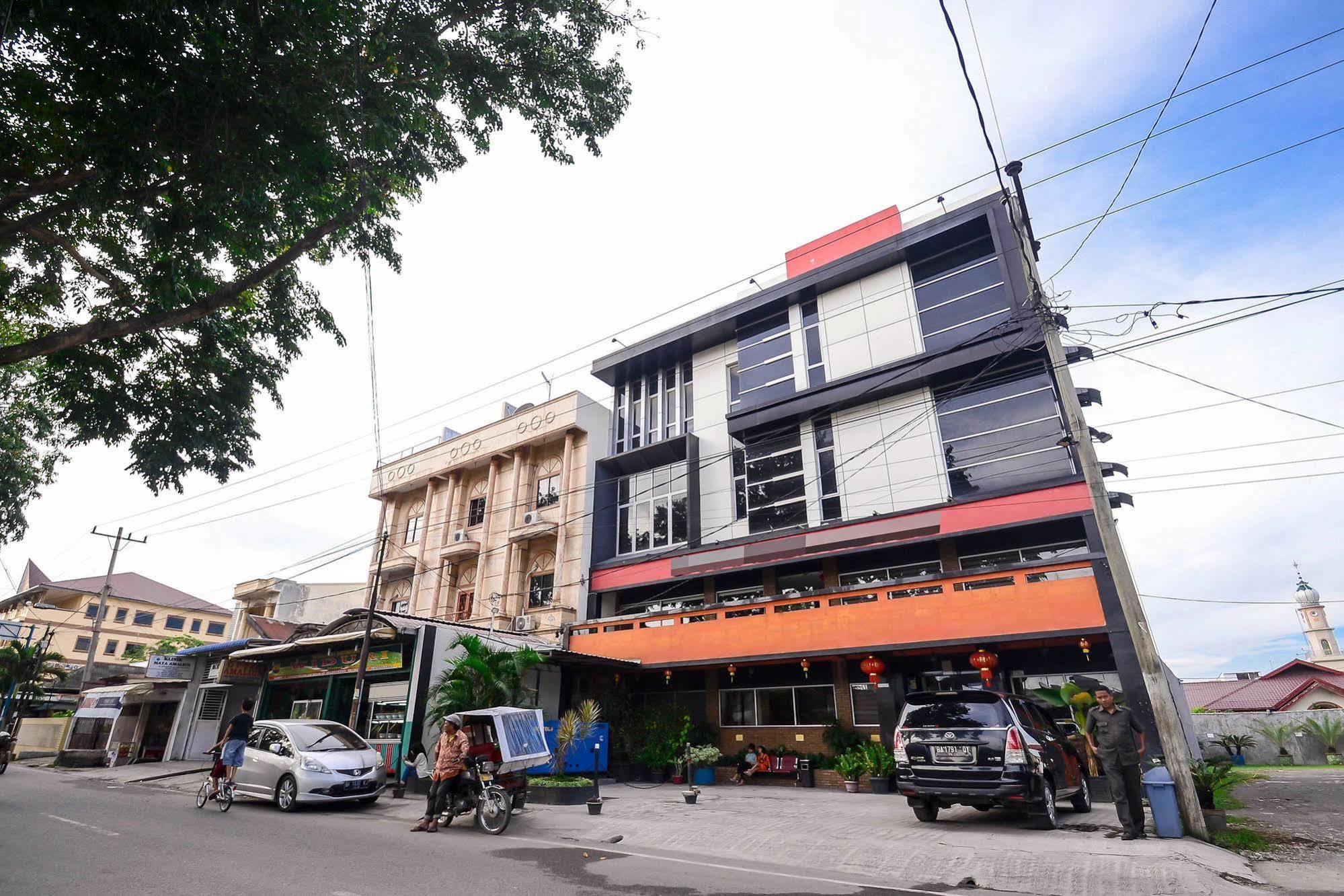 Amaliun Hotel Medan Exterior foto